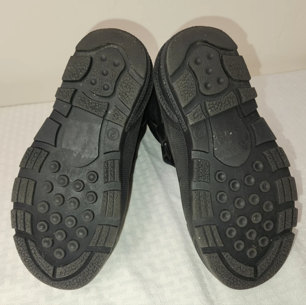 Tundra Kids Blue and Black Winter Boots Size 2.  # Z12